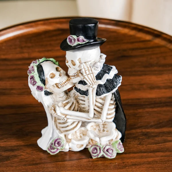 Unique Skeleton Bride & Groom Figurine  | Polyresin Gothic Wedding Decor, Halloween Couple Statue & Romantic Gift
